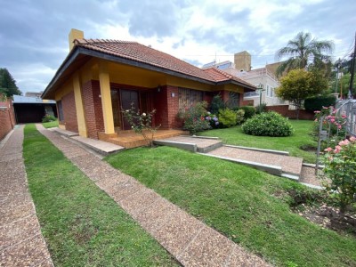 Casa con pileta en Costa Azul Sur