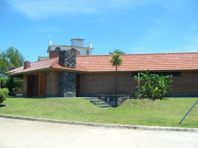 EXCELENTE PROPIEDAD CON PILETA Y QUINCHO