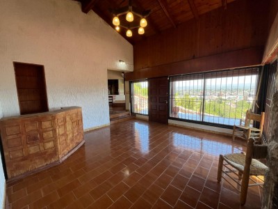 ESPECTACULAR CASA CON VISTA A LA CIUDAD