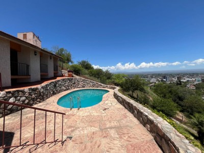 ESPECTACULAR CASA CON VISTA A LA CIUDAD