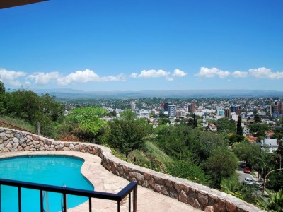 ESPECTACULAR CASA CON VISTA A LA CIUDAD