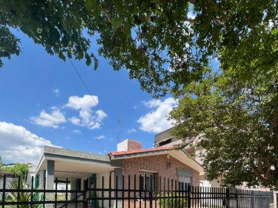 CASA CON PILETA EN COSTA AZUL