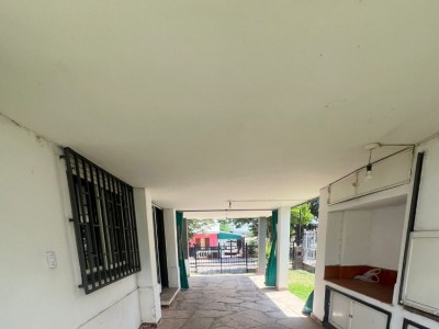 CASA CON PILETA EN COSTA AZUL