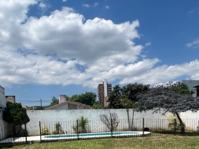 CASA CON PILETA EN COSTA AZUL