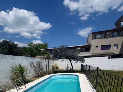 CASA CON PILETA EN COSTA AZUL