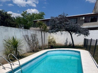 CASA CON PILETA EN COSTA AZUL