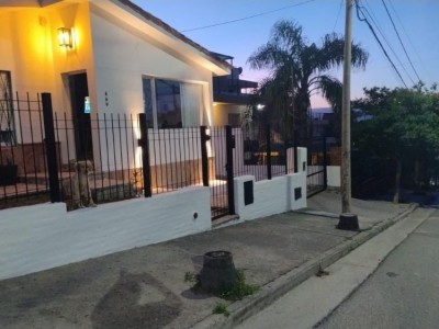 CASA CON PARQUE Y PILETA