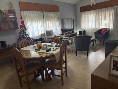 CASA CON  PILETA, EXELENTE UBICACION 