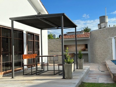 CASA CON  PILETA, EXELENTE UBICACION 