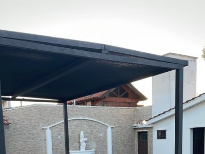 CASA CON  PILETA, EXELENTE UBICACION 