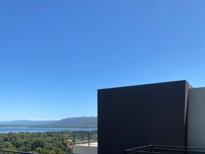 CASA CON PILETA Y VISTA