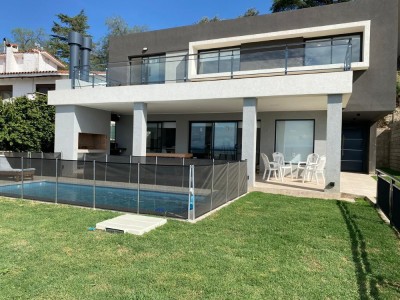 CASA CON PILETA Y VISTA