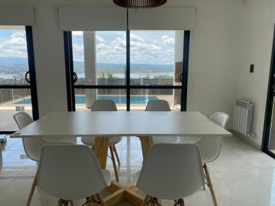 CASA CON PILETA Y VISTA