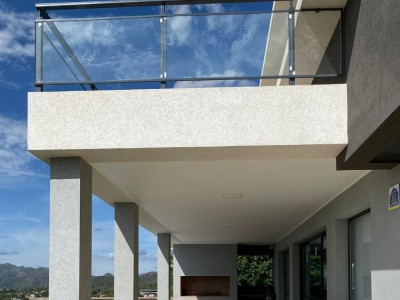 CASA CON PILETA Y VISTA