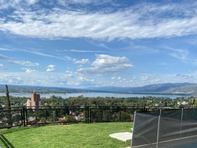 CASA CON PILETA Y VISTA