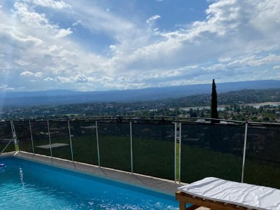 CASA CON PILETA Y VISTA