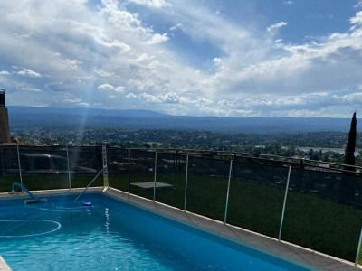 CASA CON PILETA Y VISTA