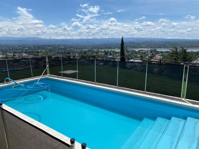 CASA CON PILETA Y VISTA