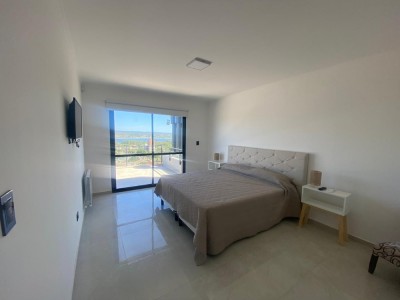 CASA CON PILETA Y VISTA