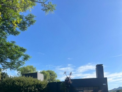 EXCELENTE PROPIEDAD CON FONDO AL LAGO 