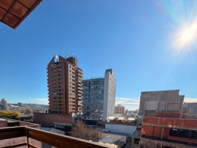 DEPARTAMENTO CENTRO CON BALCON AL FRENTE